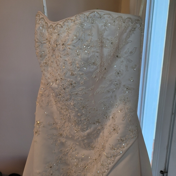 NWT David's Bridal Michaelangelo Strapless Beaded White Wedding Dress, Size 4 - Picture 3 of 13